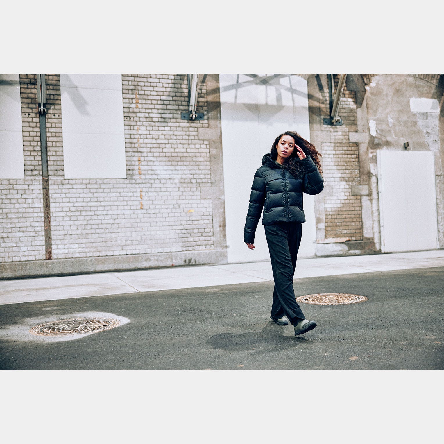 Women's Essence Down Jacket - 990 BLACK
